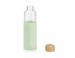 Squeeze em vidro borossilicato e com tampa em bambu. Revestido com luva em silicone que oferece uma proteção extra à sua squeeze. Capacidade até 600 mL. Fornecido em caixa presente. Certificação EU Food Grade