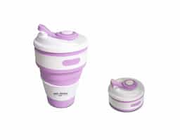  Copo retrátil 350ml de silicone, livre de BPA. Tampa plástica de encaixe com abertura para o bocal, acompanha "luva" plástica branca, evitando queimar as mãos com líquido quente.