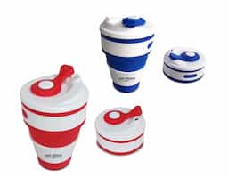  Copo retrátil 350ml de silicone, livre de BPA. Tampa plástica de encaixe com abertura para o bocal, acompanha "luva" plástica branca, evitando queimar as mãos com líquido quente.