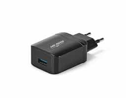 Adaptador USB. ABS. Possibilita carregamento rápido 3.0. Com saídas 5V/3A, 9V/2A e 12V/1.5A