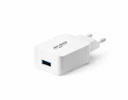 Adaptador USB. ABS. Possibilita carregamento rápido 3.0. Com saídas 5V/3A, 9V/2A e 12V/1.5A