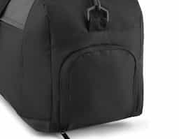 Mala esportiva em polyester, compartimento interno isolado para materiais molhados com abertura lateral, alça de ombro, alça de mão dupla, bolso externo com ziper