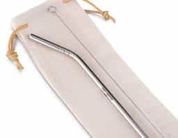 Kit canudo em aço inox com 02 peças: Canudo curvo, escova de limpeza e embalagem em saquinho de algodão.