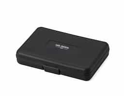 Kit ferramenta 11 peças em estojo plástico. Maleta plástica com detalhe retangular no centro frontal e verso com o detalhe na lateral inferior, possui texturização no estojo e uma trava superior. Acompanha: conjunto de 5 chaves Allen, fita métrica de 1 metro, chave teste, estilete, chave Philips, chave de fenda e alicate.