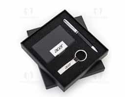 Kit executivo 3 peças em estojo de papelão com tampa e parte interna revestida de espuma. Contém: chaveiro metal fosco com detalhe em couro preto, porta cartão de couro sintético(verso metálico liso) com placa de metal e caneta metal fosca com detalhe emborrachado preto.