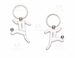 Chaveiro metal formato jogador de futebol, frente com detalhes simulando um uniforme e verso liso. "Cabeça" do chaveiro giratória.