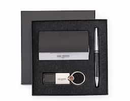 Kit executivo com 3 peças em estojo preto de papelão revestido com espuma interna. 