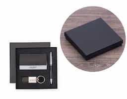 Kit executivo com 3 peças em estojo preto de papelão revestido com espuma interna. 