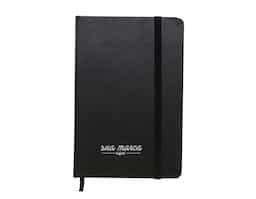 Caderneta brochura tipo moleskine com capa dura e marca página de cetim, contém aproximadamente 80 folhas amareladas com pauta.