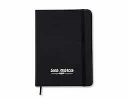 Caderneta tipo Moleskine com elástico para lacre e marcador de página em cetim.		