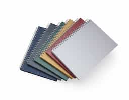 Caderno de negócios pequeno com pintura metalizada e wire-o prata. Miolo permanente e folhas para preenchimento de dados pessoais e comerciais.100 folhas pautadas