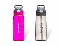 Squeeze 650ml plástico com acionador para abertura. Material plástico transparente, possui tampa rosqueável com alça e botão acionador com proteção plástica para o bico.