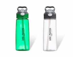 Squeeze 650ml plástico com acionador para abertura. Material plástico transparente, possui tampa rosqueável com alça e botão acionador com proteção plástica para o bico.