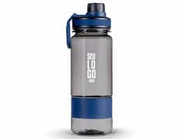 Squeeze 700ml de plástico com alça. Tampa do squeeze e tampa de bico rosqueáveis, possui borracha inferior e detalhe emborrachado com relevo na tampa.