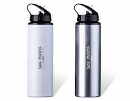 Squeeze de alumínio 750ml com bico. Tampa rosqueável com detalhe em relevo ao redor; bico com canudo interno, possui suporte plástico para levantar/abaixar no bico.