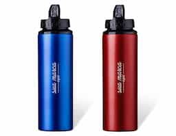 Squeeze de alumínio 750ml com bico. Tampa rosqueável com detalhe em relevo ao redor; bico com canudo interno, possui suporte plástico para levantar/abaixar no bico.