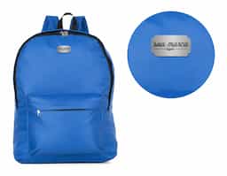 Mochila de nylon, possui um grande compartimento superior e bolso frontal. Alça superior de nylon e alças ajustáveis para as costas.