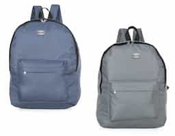 Mochila de nylon, possui um grande compartimento superior e bolso frontal. Alça superior de nylon e alças ajustáveis para as costas.