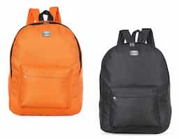 Mochila de nylon, possui um grande compartimento superior e bolso frontal. Alça superior de nylon e alças ajustáveis para as costas.