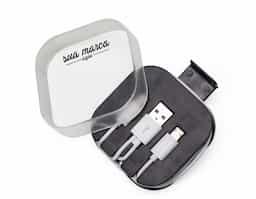 Cabo de dados USB 3 em 1 com estojo suporte para celular. Contém as entradas Lightning/iPhone, V8/Android e Tipo-C/Android.