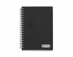  Caderno com capa kraft colorida e espiral prata metálico. Possui aproximadamente 98 folhas brancas pautadas e páginas para: dados pessoais, calendário de 2023 à 2026 e planejamento.