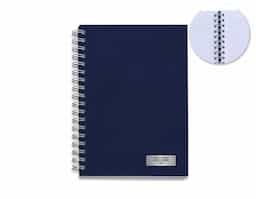 Caderno com capa kraft colorida e espiral prata metálico. Possui aproximadamente 98 folhas brancas pautadas e páginas para: dados pessoais, calendário de 2023 à 2026 e planejamento.