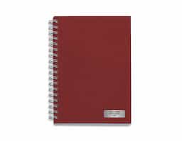  Caderno com capa kraft colorida e espiral prata metálico. Possui aproximadamente 98 folhas brancas pautadas e páginas para: dados pessoais, calendário de 2023 à 2026 e planejamento.