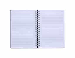  Caderno com capa kraft colorida e espiral prata metálico. Possui aproximadamente 98 folhas brancas pautadas e páginas para: dados pessoais, calendário de 2023 à 2026 e planejamento.