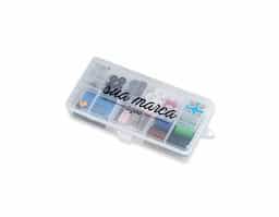 Kit costura em estojo plástico, possui bandeja com 10 alfinetes com gancho, colchete com gancho, jogo de botões, botões de pressão, colchetes, conjunto de linhas, conjunto de agulhas, passa fio, mini tesoura, fita métrica 150cm e conjunto carretéis de linhas.