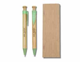 Conjunto caneta e lapiseira de bambu em estojo de papel. Caneta e lapiseira com detalhes plásticos e clip em formato de folha, aciona por clique.