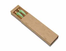 Conjunto caneta e lapiseira de bambu em estojo de papel. Caneta e lapiseira com detalhes plásticos e clip em formato de folha, aciona por clique.