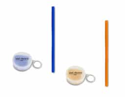 Canudo flexível de silicone em estojo plástico fosco com chaveiro.