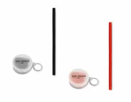 Canudo flexível de silicone em estojo plástico fosco com chaveiro.