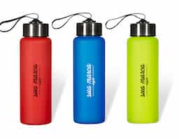 Squeeze plástico de 680ml. Produzido em PVC fosco, a squeeze possui tampa rosqueável em inox com alça elástica para transporte (não removível).