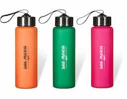 Squeeze plástico de 680ml. Produzido em PVC fosco, a squeeze possui tampa rosqueável em inox com alça elástica para transporte (não removível).
