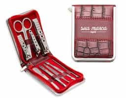  Kit manicure 9 peças em estojo de couro sintético texturizado, contém: 2 cortadores de unha, cortador de cutícula, tesoura, lixa, pinça, removedor de cutícula, espátula e empurrador de cutícula.																										