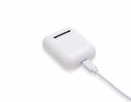  Fone de ouvido bluetooth com case carregador de fechamento magnético, cabo USB 