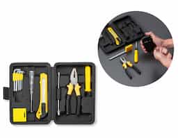 Kit ferramenta 11 peças em estojo plástico. Maleta plástica com detalhe retangular no centro frontal e verso com o detalhe na lateral inferior, possui texturização no estojo e uma trava superior. Acompanha: conjunto de 5 chaves Allen, fita métrica de 1 metro, chave teste, estilete, chave dupla(Phillips e Fenda), alicate e cabo plástico para encaixe da chave dupla.