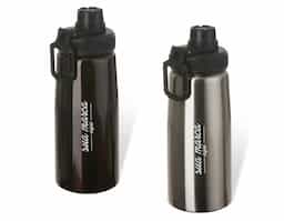 Squeeze metálico 750ml com alça para transporte, possui tampa com detalhe emborrachado e tampa protetora para o bocal.