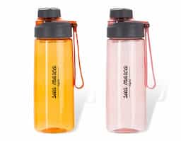 Squeeze plástico 700ml com peneira e alça para transporte. Com visual transparente colorido, o squeeze contém uma tampa principal rosqueável com ampla abertura, além de uma tampa protetora de bocal e alça de silicone colorida.
