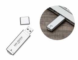 Pen drive Super Talent 4GB em plástico resistente, corpo cinza com detalhes prata. Possui tampa e ao conectar no USB uma luz irá acender na parte inferior.