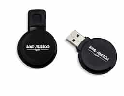 Pen drive redondo 4GB em plástico resistente, parte central lisa de ambos lados. Possui tampa e quando conectado uma luz vermelha acenderá.