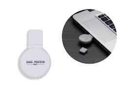 Pen drive redondo 4GB em plástico resistente, parte central lisa de ambos lados. Possui tampa e quando conectado uma luz vermelha acenderá.