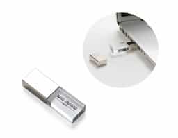 Pen drive 4GB de vidro com tampa plástica prata espelhada.