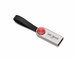 Pen drive metálico na cor grafite com detalhe circular vermelho na parte frontal e verso liso, possui alça emborrachada preta. Capacidades de 4GB 