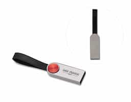 Pen drive metálico na cor grafite com detalhe circular vermelho na parte frontal e verso liso, possui alça emborrachada preta. Capacidades de 4GB 
