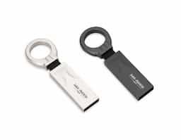 Pen drive de alumínio com acabamento fosco e argola para chaveiro, disponível nas capacidades de 8GB