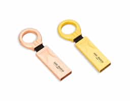 Pen drive de alumínio com acabamento fosco e argola para chaveiro, disponível nas capacidades de 16GB