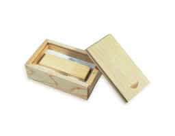 Conjunto estojo e pen drive bambu disponível nas capacidades de 8GB, 16GB  Estojo com tampa imantada e berço de espuma.