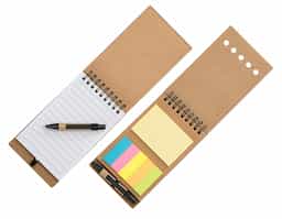 Bloco de anotações kraft com wire-o. Contém cinco blocos coloridos autoadesivos com aproximadamente 25 folhas, bloco amarelo autoadesivo com aproximadamente 25 folhas e bloco de folhas brancas pautadas com aproximadamente 70 folhas. Acompanha mini caneta de papelão com acabamentos plásticos e acionamento por clique.